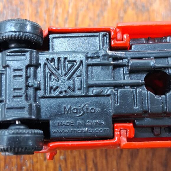 Maisto Adventure Force 1:64 Scale Toy Eastvale Fire & Rescue Ambulance Red - Picture 8 of 9